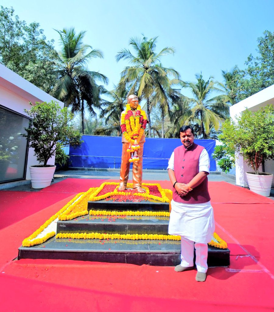 BJP4India's tweet photo. BJP National President Shri @NitinNabin paid floral tributes to former Goa Chief Minister, Late Shri Manohar Parrikar, at the Padma Bhushan Manohar Parrikar Smriti Sthal in Panaji, Goa. https://t.co/vOkEHa4XpH