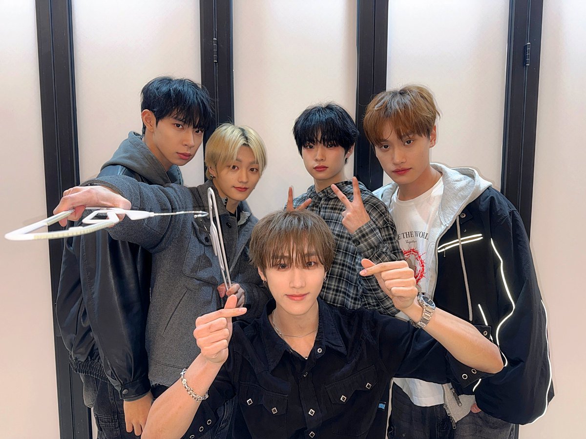 TIOT_NOW's tweet photo. [#TIOT]
오늘도 로티랑 함께🥰😍

#티아이오티 #MY_PRIDE
#김민성 #KIMMINSEOUNG
#금준현 #KUMJUNHYEON
#홍건희 #HONGKEONHEE
#최우진 #CHOIWOOJIN
#신예찬 #SHINYECHAN https://t.co/kd14tv1Dst