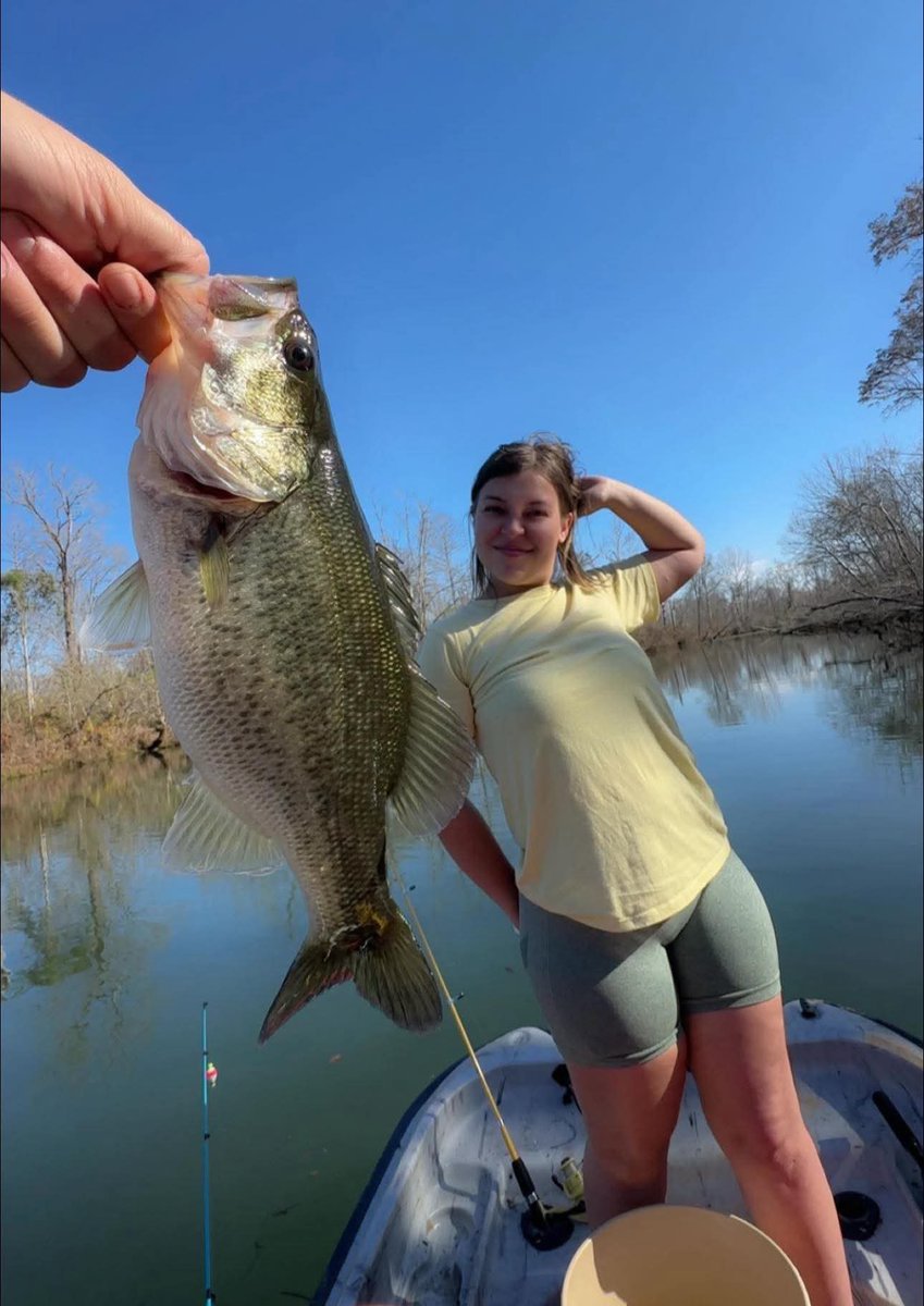 reallyriri01's tweet photo. Another day to go fishing 🐟❤️ but who will you choose, me or the fish 🐠😝 #FishingGirl #linkinbio #selfie #love https://t.co/uDE4Q2T14H