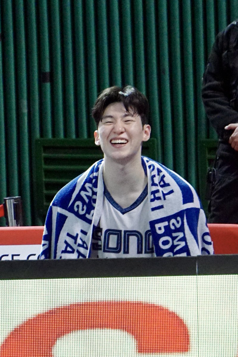 지훈학생, 안들어가더라도
(찬스엔) 자신있게 던져!!
이렇게 봐주는 형아가 있다😊😄
.
260131 #이정현 #작정현
ㄴ코너3점던지는지훈이보는정현이