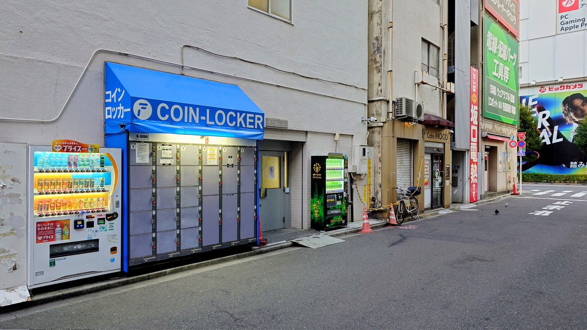聖地情報】コインロッカー K-3084  シュタインズ・ゲートで登場。IBN5100が保管され、岡部倫太郎が訪れていた場所(ダイビルと第5電波ビルの間)。IBN5100が保管されていたのは右端の一番下。料金は2026年 現在だと700円/12時間。東京都千代田区 #科学ADV聖地