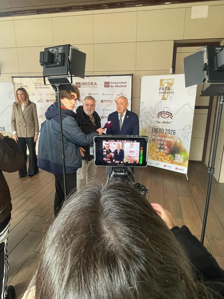 José Mª Moreno, alcalde de #Moralzarzal, recibe el #GarbanzoDorado 2026 de la mano de #GarbanceraMadrileña. 
Sucede a Isabel Díaz Ayuso (2025). Un reconocimiento a para poner en valor nuestro sector primario en la #ComunidaddeMadrid. 🥘🌾
¡Enhorabuena!
buff.ly/I2kLHhe