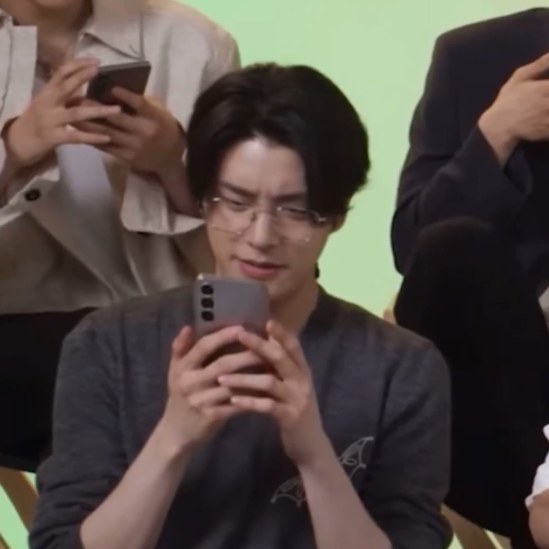 คนอื่นใส่แว่นแล้วเนิร์ด เมนกรุใส่แล้วเฒ่าเลยบ่ 5555555555555555555555555555555555555555555555555555