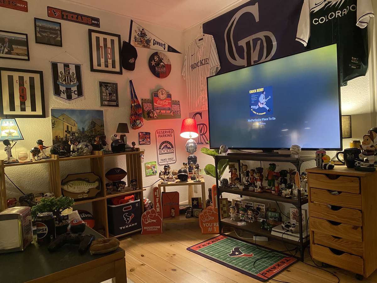DanishSportsNut's tweet image. My cozy Home😁👍🛖🏡🥜🌭🥤

I could only add 4 photos, but I think you get the picture. 

Do you like it? And drop some pictures of your man cave if you have one, love to get inspired!📝
#ManCave #Bobbleheads #Memorabilia #Merch #Cozy #Home #Sports 
@JFeRg52