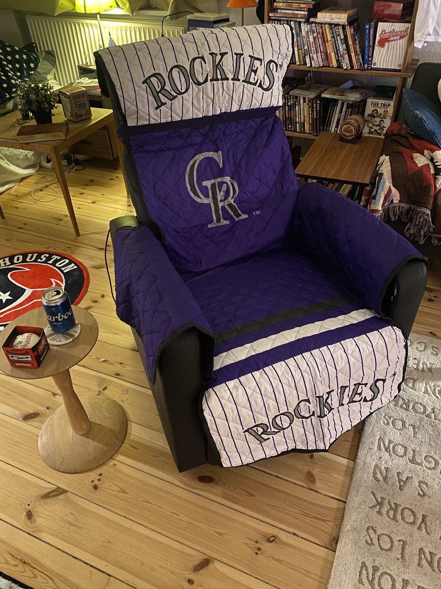 DanishSportsNut's tweet image. My cozy Home😁👍🛖🏡🥜🌭🥤

I could only add 4 photos, but I think you get the picture. 

Do you like it? And drop some pictures of your man cave if you have one, love to get inspired!📝
#ManCave #Bobbleheads #Memorabilia #Merch #Cozy #Home #Sports 
@JFeRg52