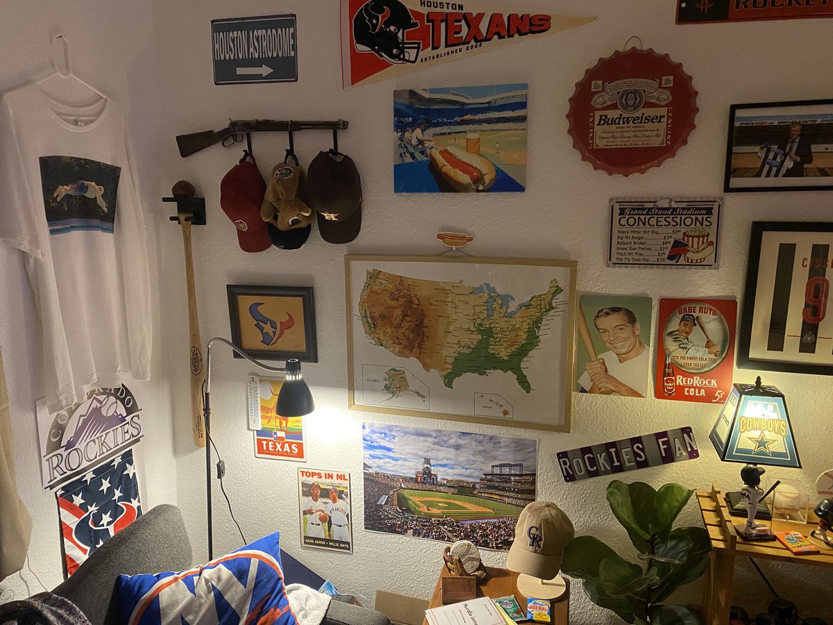 DanishSportsNut's tweet image. My cozy Home😁👍🛖🏡🥜🌭🥤

I could only add 4 photos, but I think you get the picture. 

Do you like it? And drop some pictures of your man cave if you have one, love to get inspired!📝
#ManCave #Bobbleheads #Memorabilia #Merch #Cozy #Home #Sports 
@JFeRg52