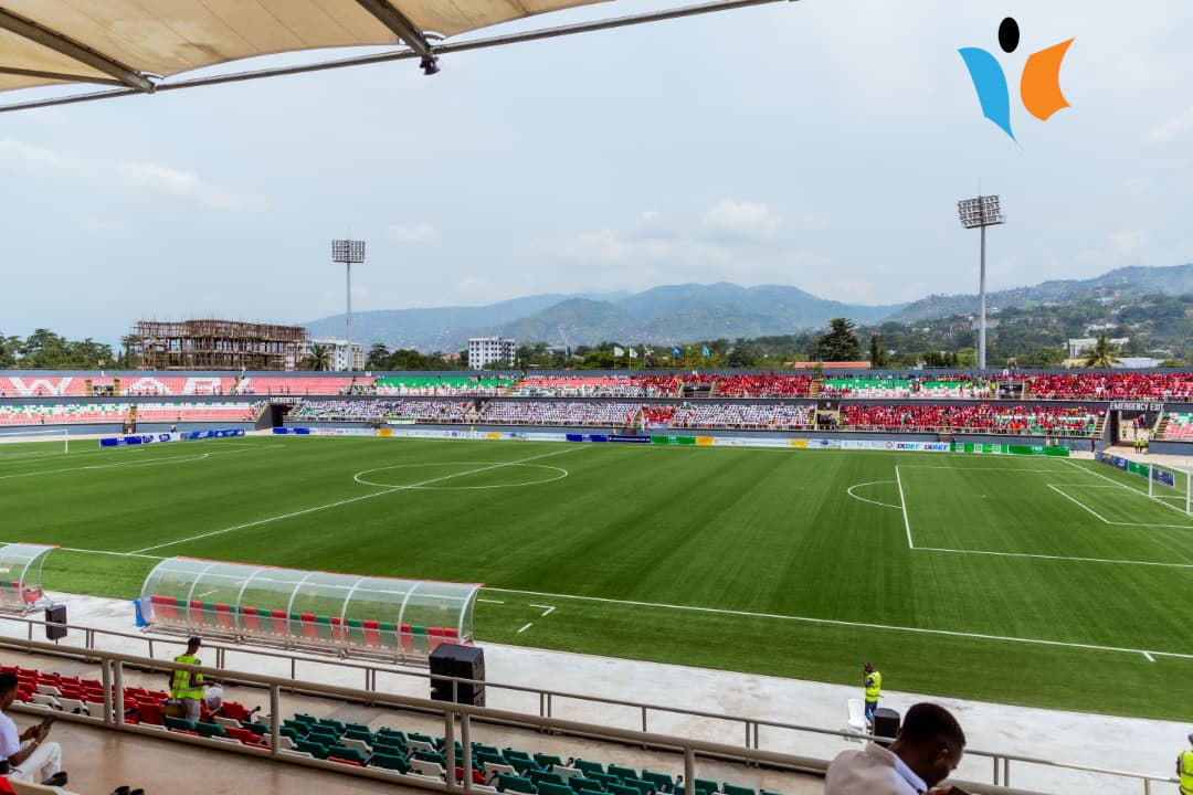 MagazineJimbere's tweet photo. 🏟️ Affluence et grand rendez-vous sportif lors de l’inauguration du #Stade_Intwari
🎉 Ce 31 janvier 2026, une foule nombreuse aux couleurs nationales a envahi les abords du Stade Intwari à l’occasion de son inauguration officielle. Ouvert dès 12h00, le stade s’est progressivement rempli pour être presque plein aux environs de 13h30.
Le Président @GeneralNeva, est attendu pour procéder à l’ouverture officielle, dans une ambiance animée par des prestations musicales d’artistes populaires, dont @AkiliKirikou et @satb257
⚽ En point d’orgue, un match très attendu opposera #VitaloFC à #BumamuruFC à 15h00, comptant pour la 19e journée de la Primus League 2025-2026
📰 Le @MagazineJimbere est sur place pour le déroulement des événements
#Burundi #Football #JimbereSports