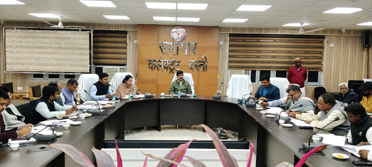 deo_basti's tweet photo. दिनांक 31-01-2026 को रोल प्रेक्षक / आयुक्त महोदय बस्ती मण्डल बस्ती क़े द्वारा जनपद क़े समस्त ERO तथा मान्यता प्राप्त राजनैतिक दलों क़े प्रतिनिधियों क़े साथ प्रथम भ्रमण उपरांत बैठक की गयी @dmbas_ @ceoup @ECISVEEP https://t.co/Yjydze8GlQ