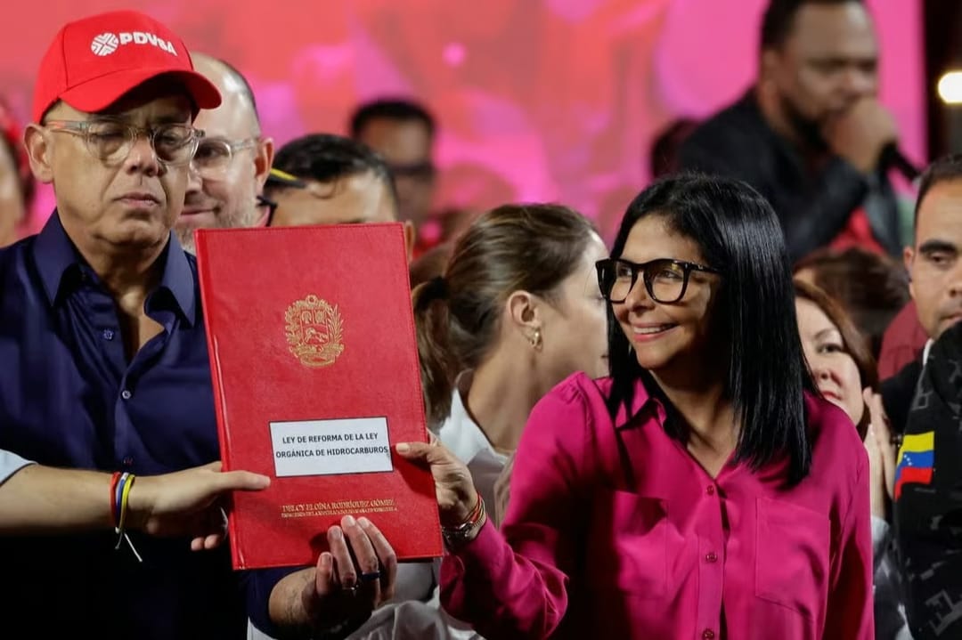 Venezuela'da Düyun-u Umumiye Dönemi 

Venezuela’da Maduro’nun sahneden çekilmesinin ardından, gerçekten de devrim niteliğinde gelişmeler yaşanıyor. Geçici Devlet Başkanı Delcy Rodríguez, Trump yönetiminden gelen “talimatlara” şimdiye kadar neredeyse harfiyen uydu. Washington’dan