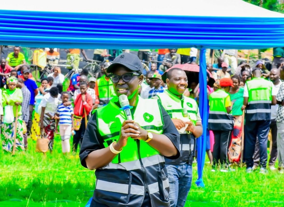 RwandaSouth's tweet photo. uhuza Utugari twa #Ruli na #Mbare ureshya na 6.6Km.Nyuma y’umuganda; abaturage bahawe ubutumwa bujyanye no kwizihiza umunsi w'Intwari z'Igihugu ubutumwa bukangurira abaturage gukora cyane bakiteza imbere bagamije kwigira; kwimakaza isuku n’isukura; https://t.co/B7274z5BTQ