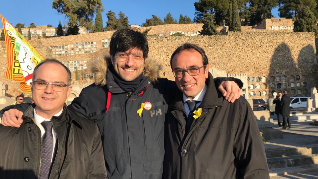 Joan Maria Piqué és un personatge fosc, prepotent. Es vanta de ser liberal, però en realitat viu de menjadores públiques. Ara, enmig d'acords obscurs amb el PSC, serà director adjunt de l’Associació Catalana de Municipis a Brussel·les. Per conèixe'l bé, cal llegir PSIBORN 11