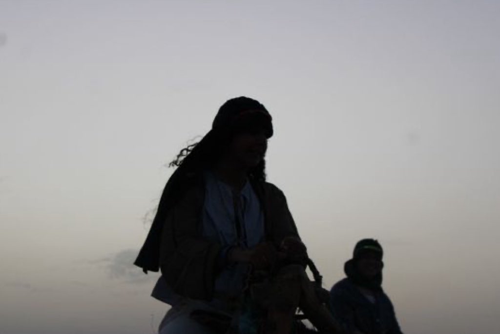 من النصوص القاسية في الأدب :

يقول : رأيتُ في منامي أن يدي اليُمنى ستُبْتَر
فبقيتُ أشهُراً أتدرّبُ على استخدام يدي اليُسرى
ما زِلتُ أملِكُ كِلْتَا يدي
لكني :
فقدتُ أخي ..!