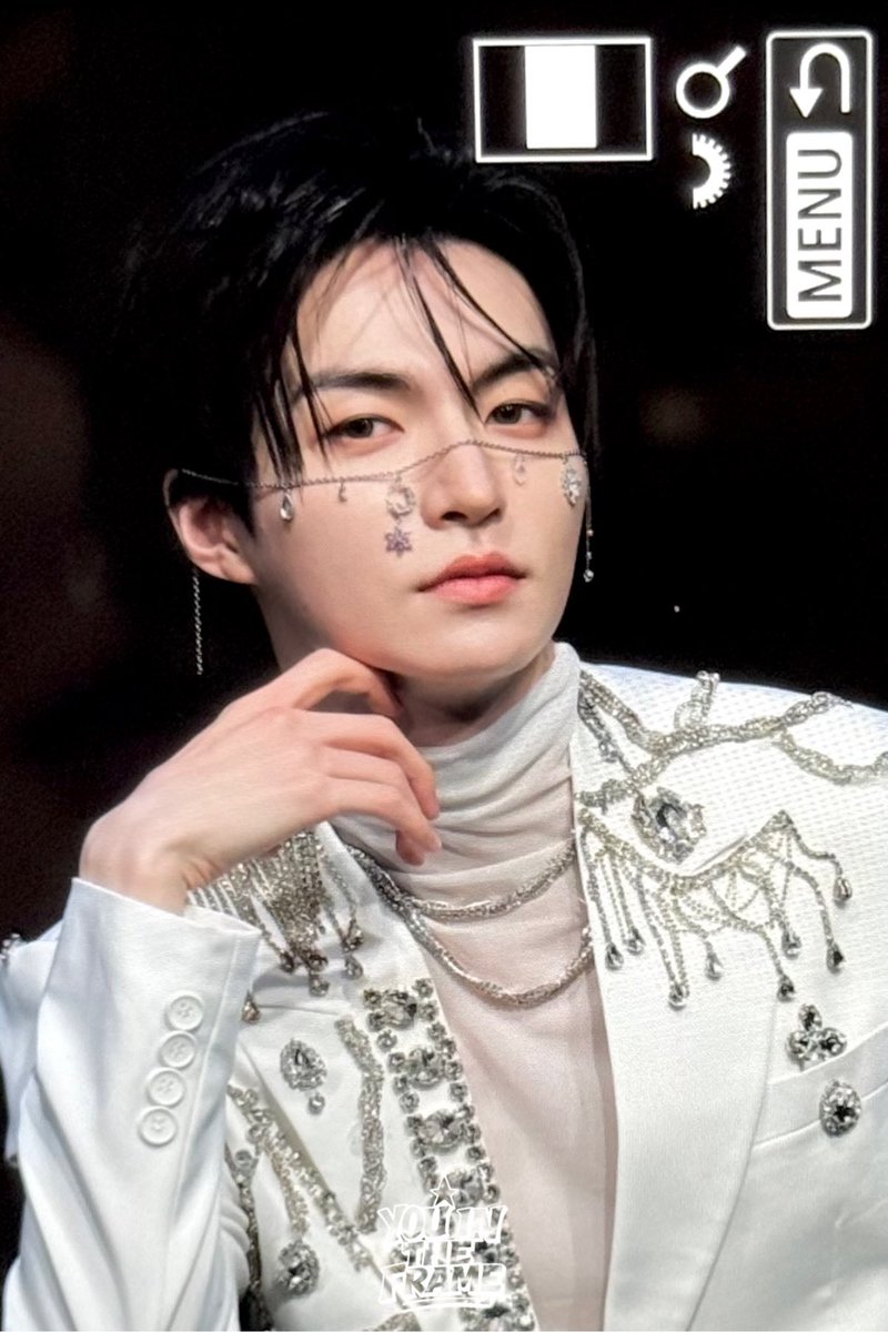 𝐘𝐨𝐮 𝐢𝐧 𝐭𝐡𝐞 𝐟𝐫𝐚𝐦𝐞 tweet media