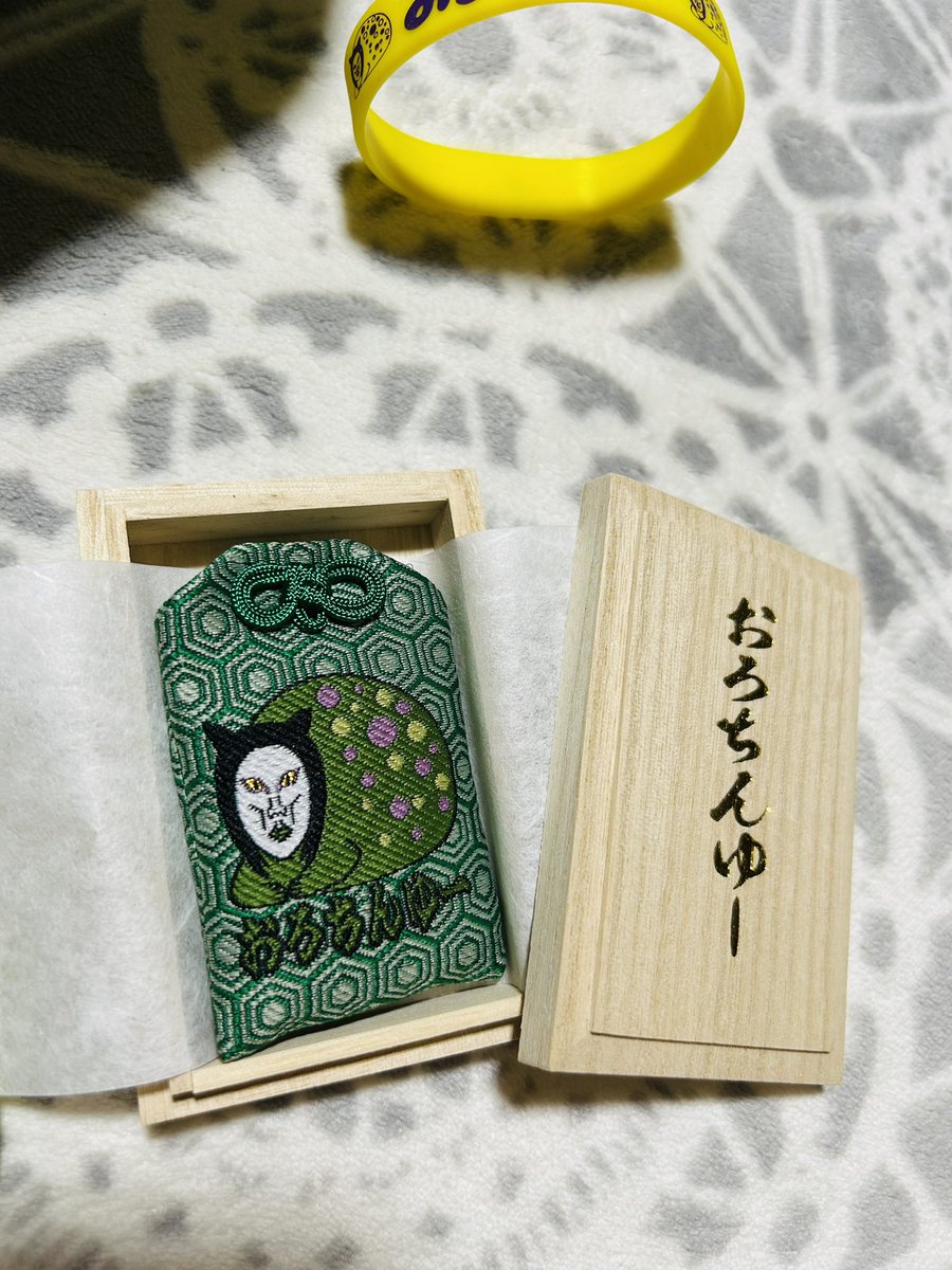 ドクダミ会のお土産！クッションもお守りもかわゆ〜🤩お守りは友人から