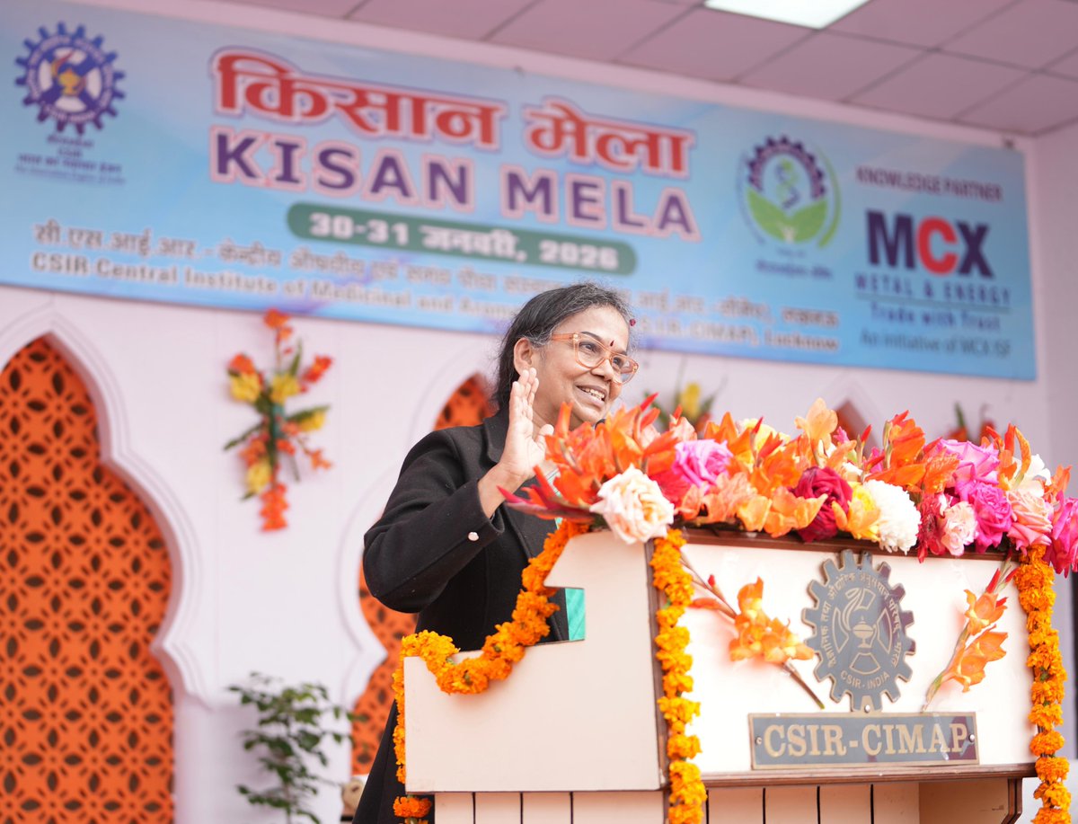 CSIRCIMAP's tweet photo. किसान मेला के अवसर पर विशिष्ठ अतिथि के रूप मे पधारे डा. अजीत कुमार शासनी, निदेशक, वै.औ.अ.प.-राष्ट्रीय वनस्पति अनुसंधान संस्थान (वै.औ.अ.प.-एन.बी.आर.आई.), लखनऊ ने अपने सम्बोधन में औषधीय एवं सगंध पौधों के उत्पादन में सी.एस.आई.आर.-सीमैप के योगदान की प्रशंसा करते हुए कहाकि संस्थान किसानों की आय बढ़ाते हुए देश को मेन्था के उत्पादन और निर्यात में शीर्ष स्तर पहुंचा कर सराहनीय कार्य किया है।  सीमैप द्वारा विकसित मेन्था की किस्में किसानों में काफी लोकप्रिय हैं और इसकी उपज बढ़ाने में मददगार साबित हो सकी है। वर्षा आधारित क्षेत्रों में खेती की प्रणाली विकसित करने पर बल देते हुए आशा व्यक्त की कि नींबूघास, रोशाघास, पामारोजा, जिरेनियम जैसी सगंधीय फसलें कम पानी वाले अथवा सूखा प्रभावित क्षेत्रों में सफलता पूर्वक उगाई जा सकेंगी। उन्होनें आगे कहा कि उचित फसल चक्र अपनाकर किसान खाद्यान्न और नकदी फसलें जिसमें औषधीय और सगंध पौधे भी सम्मिलित हैं, की खेती करें जिससे किसानों की आमदनी बढ़ेगी ।