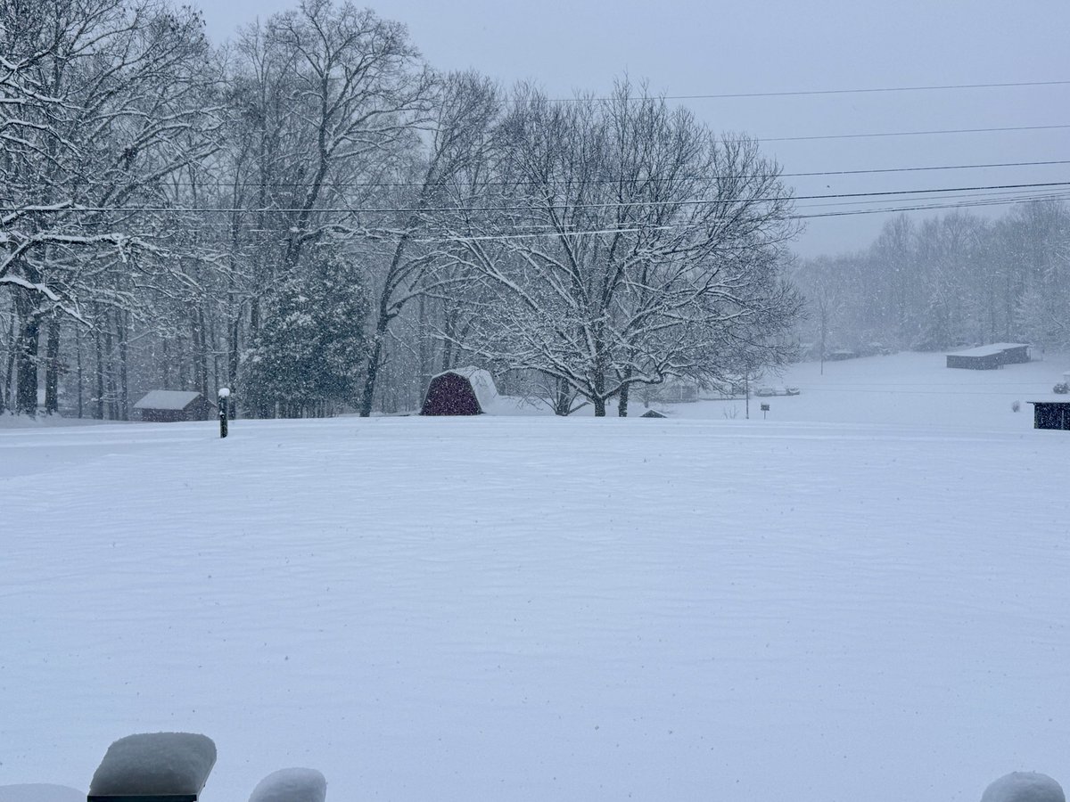 tonybryant33's tweet photo. @mattcondonwx @wateweather @lucky13wxman @NWS @TearsaSmith we have about 6 inches of snow in Cocke County with currently heavy snow falling. https://t.co/MPBoFj165S