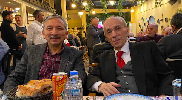 suleymandogan68's tweet photo. Duayen gazeteci/yazar Oğuz Çetinoğlu tarafından kaleme alınan,
"Okyanusa Açılan Kapılar"
isimli 30 söyleşiden oluşan kitap @akilfikirkitap neşretti. Kitapla bendenizle yapılan söyleşi başlığı,
"Çocuk Eğitimi" (s.241-261)hakkında.
Birbirinden değerli söyleşiler okuyucuyla buluştu. https://t.co/FsG6Cb1h96