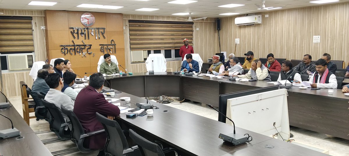 CommissionerBst's tweet photo. दिनांक 31.01.26 को अपरान्ह 4.00 बजे आयुक्त/रोल प्रेक्षक बस्ती मण्डल,बस्ती द्वारा कलेक्ट्रेट सभागार जनपद बस्ती में आलेख्य निर्वाचक नामावलियों के सम्बन्ध में सभी मान्यता प्राप्त राजनैतिक दलों एवं निर्वाचन से संबंधित अधिकारियों के साथ बैठक की गयी । https://t.co/jhb2CfpJAg