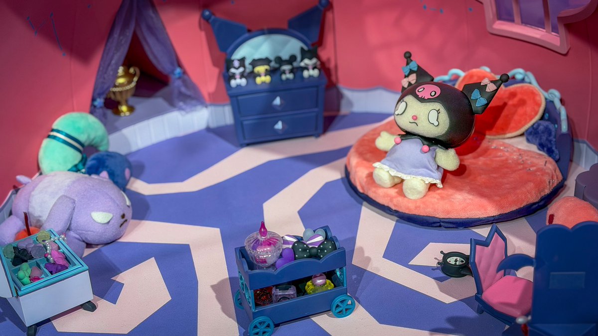 ryonoakuma's tweet photo. 渋谷モディで開催中の『Netflixシリーズ「My Melody &amp; Kuromi」Miniature Wonderland』が神現場すぎた……
『PUI PUI モルカー』の見里朝希監督による羊毛フェルトキャラの実物が100体くらい見られて1,500円なので実質タダ…
死ぬほど元気が出るから、Netflixの『My Melody &amp; Kuromi』みんなも観て！ https://t.co/KM3U8Ly8CP