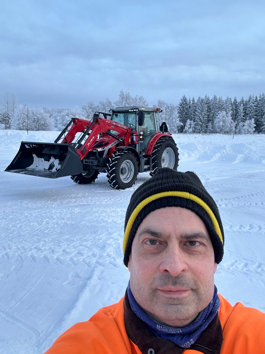 Snöskottning med hjälp av maskinell hantering.