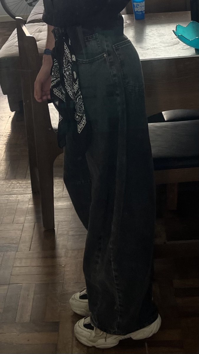 Meio que essa calça foi feita pra mim, amo que ela marca minha bunda redondinha perfeitamente