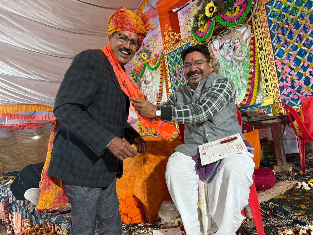RSMeenaIPS's tweet photo. आज ज़िंद बाबा के दरबार स्थान विघनबास जामनेर में आयोजित श्रीमद्भागवत कथा में आध्यात्मिक एवं धार्मिक समागम का आनंद लिया साथ ही कथा वाचक श्री शिवदयाल महाराज से आशीर्वाद प्राप्त किया। https://t.co/yKqtpB18ro
