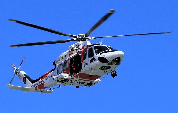 salvamentogob's tweet image. Médico a bordo del buque Cristal solicita evacuación urgente de tripulante, a 18 millas de la costa.
Nuestro centro #Palma moviliza al helimer 220 que iza a la enferma y evacua a aeropuerto #Ibiza
Desde allí trasladada en ambulancia 061 a hospital.
Siempre con la Gente de Mar!!!