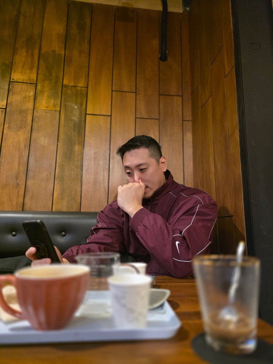 식탁 밑에서 무슨일이 일어나고 있을까요?😋