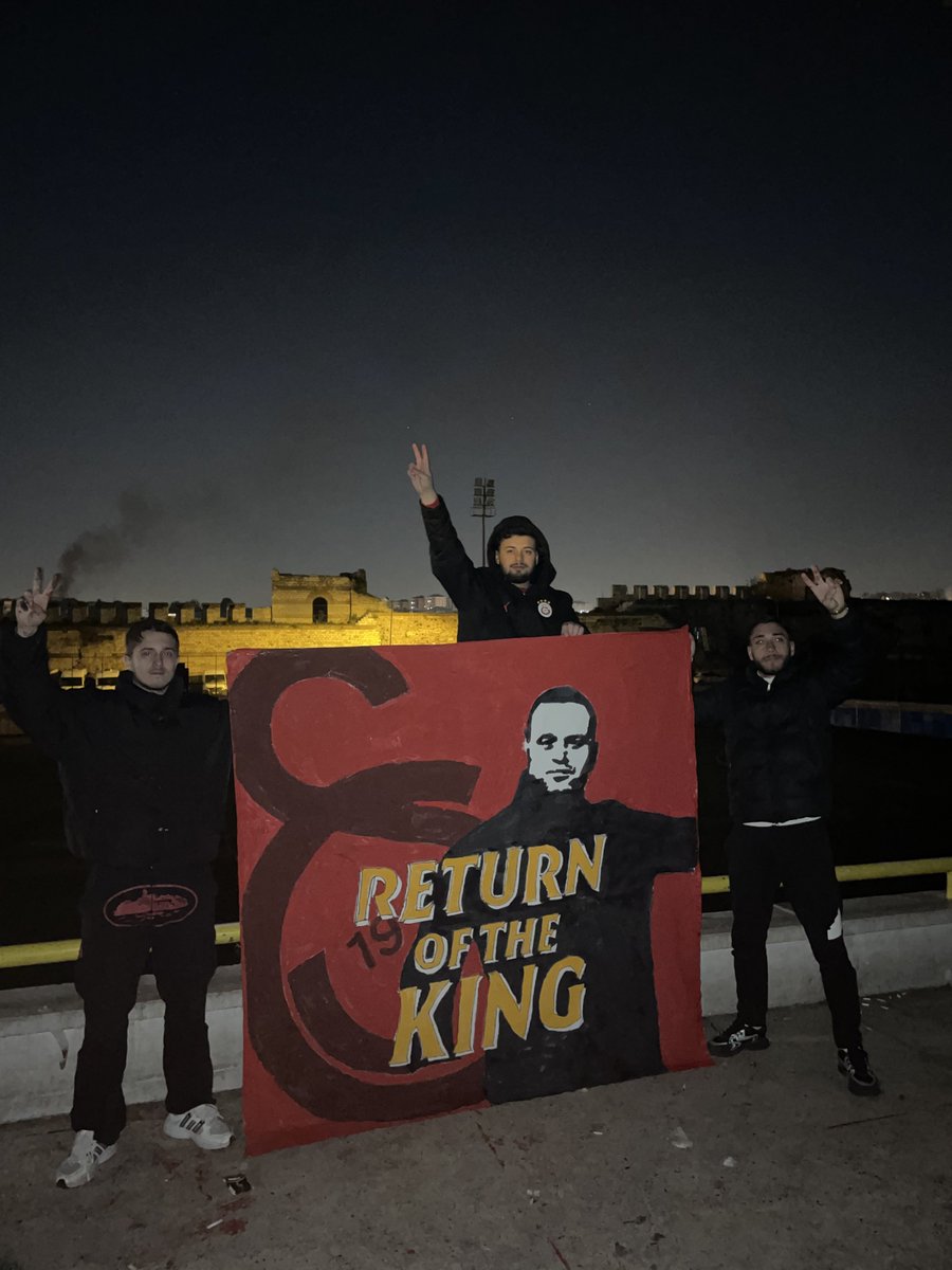 DOSTA DOSTLUK ZALİME ZALİM 
İYİ Kİ DOĞDUN ABİMİZ