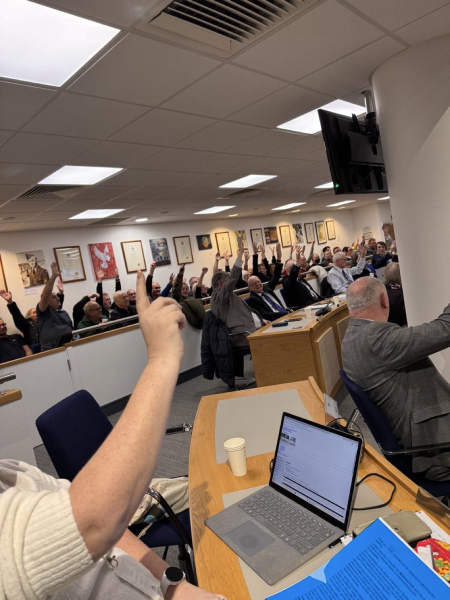 ReformDaily_'s tweet image. 📸 Cllr Sam Journet shares “the most striking photo” from the Extraordinary Council meeting

Residents &amp;amp; councillors standing together, exposing how your democratic vote was stolen

“Incredible scenes” 

#ReformUK #Democracy #Basildon [@ReformUKSam]