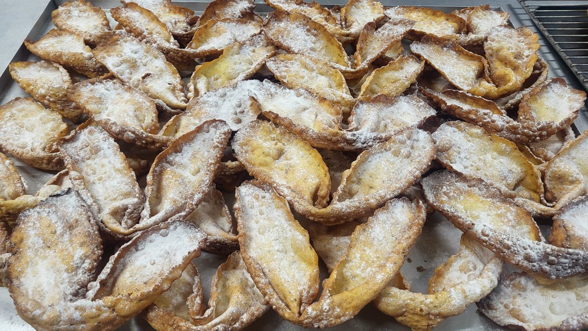 El carnaval ya ha llegado a nuestro obrador! Ven a probar nuestras primeras filloas y orejas de la temporada! #obradorartesano