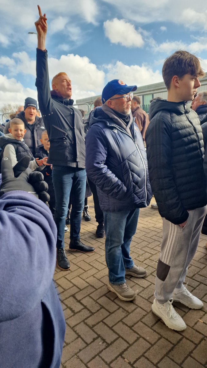 suemsymes02's tweet image. Dave Kitson in the away end #ReadingFC legend