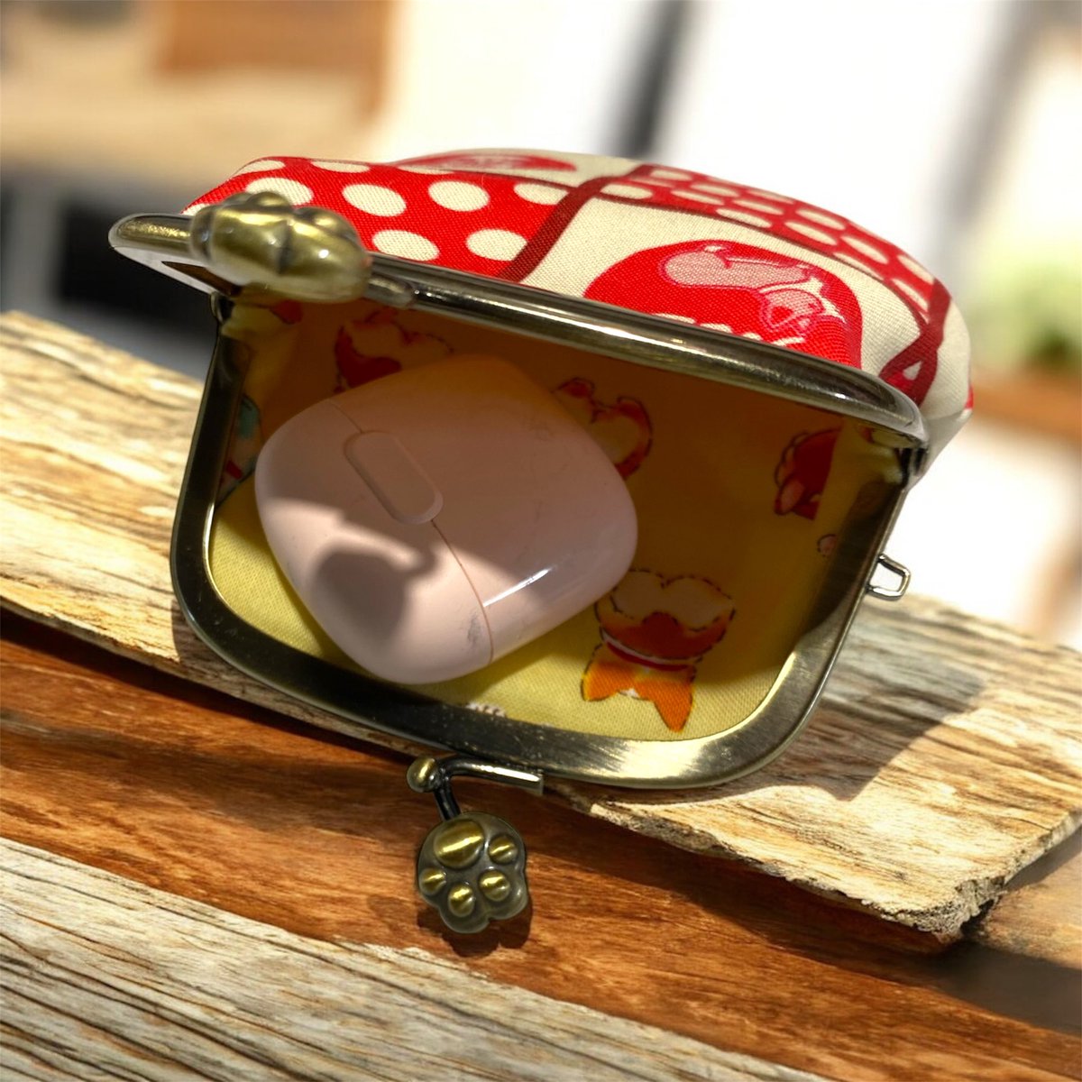 こんばんは🌙*ﾟあすみです🐾

りんごコーギーが可愛すぎる🍎🐶
がま口ポーチできました✨

お金はもちろん、
イヤホン・飴ちゃん・バッグの中で迷子になりがちな細かい物を
楽しくスッキリ整理🎶

明日は平安楽市に持っていきます🍀
ぜひ遊びにきてくださいね☺️