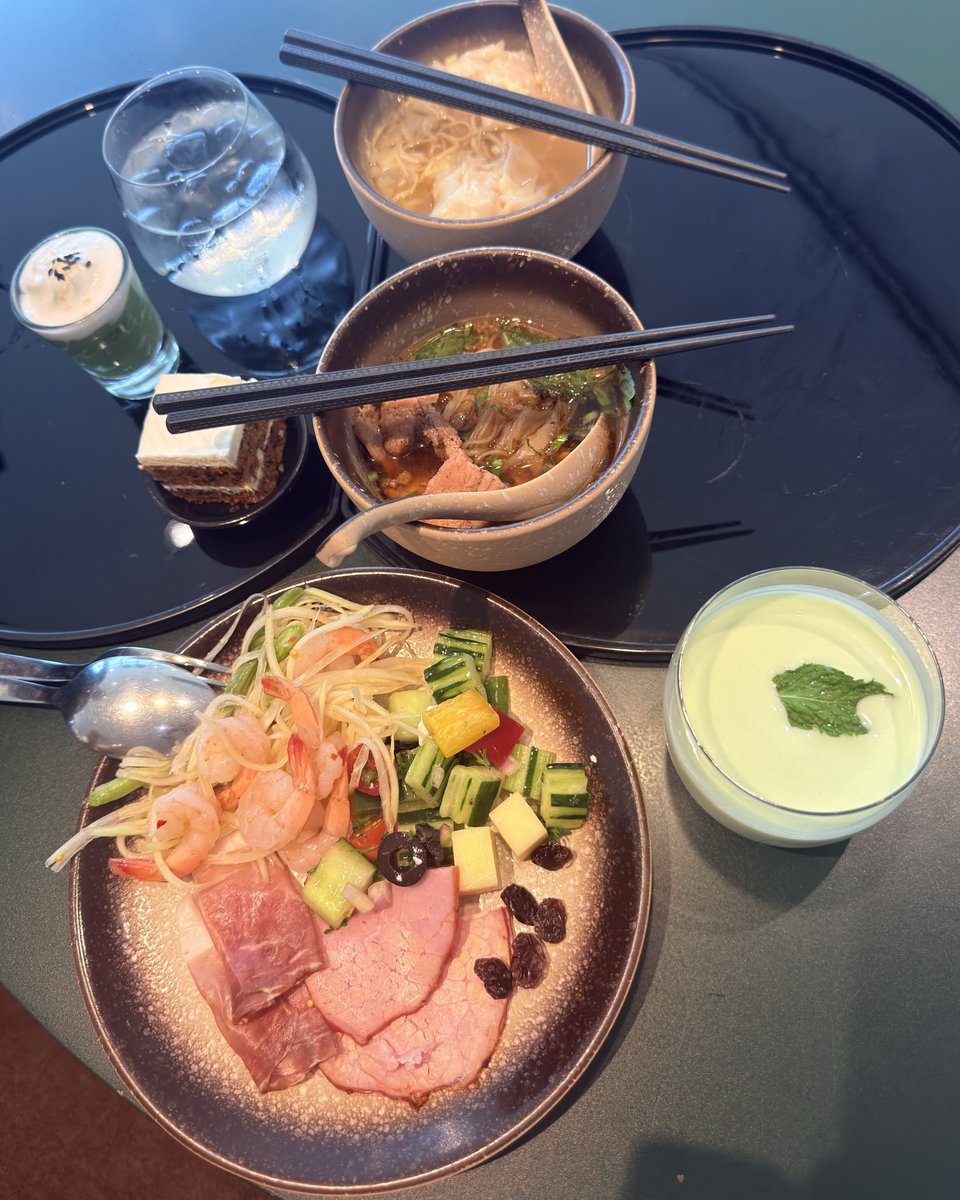 JasonPSM's tweet photo. Cathay Pacific Lounge at BKK https://t.co/WyEqgzL8p7