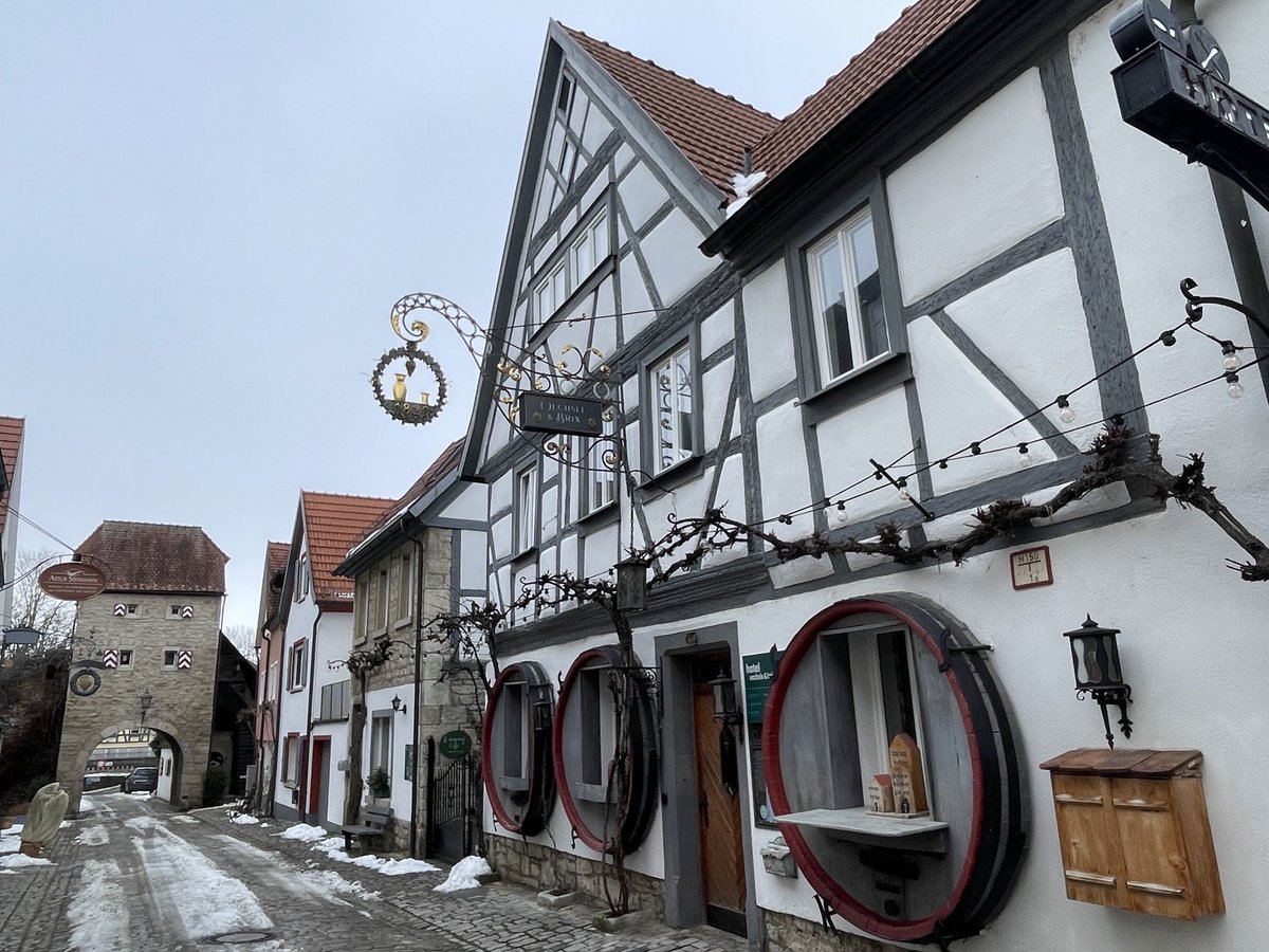 SteinyFranken's tweet photo. ゲストと一緒にフランケン地域の小さな村をホッピング🇩🇪
ワイン畑は雪化粧でなかなかオツです♪

#フランケンワイン #ドイツワイン https://t.co/xN2WMMbgRY