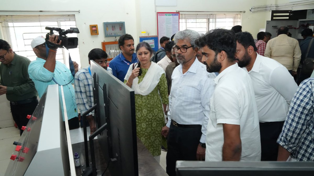 SCRailwayIndia's tweet image. 🚉Shri Sanjay Kumar Srivastava, @gmscrailway General Manager, South Central Railway inspects Station Manager Room at #Machilipatnam #AmritStation during the Safety Inspection along with DRM/BZA and other senior officials. @RailMinIndia
