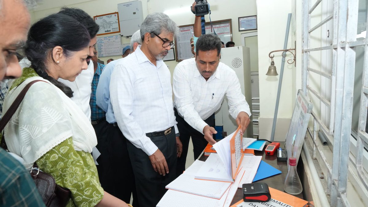 SCRailwayIndia's tweet image. 🚉Shri Sanjay Kumar Srivastava, @gmscrailway General Manager, South Central Railway inspects Station Manager Room at #Machilipatnam #AmritStation during the Safety Inspection along with DRM/BZA and other senior officials. @RailMinIndia