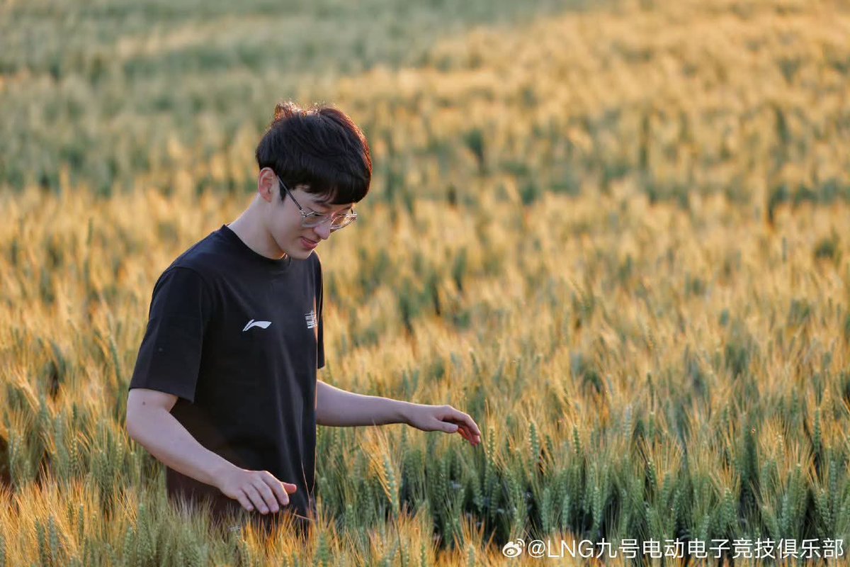 woojesalad's tweet image. one of my favourite sets of scout pictures ever
so soft, so gentle, so nostalgic feeling, like it's straight out of a coming of age film