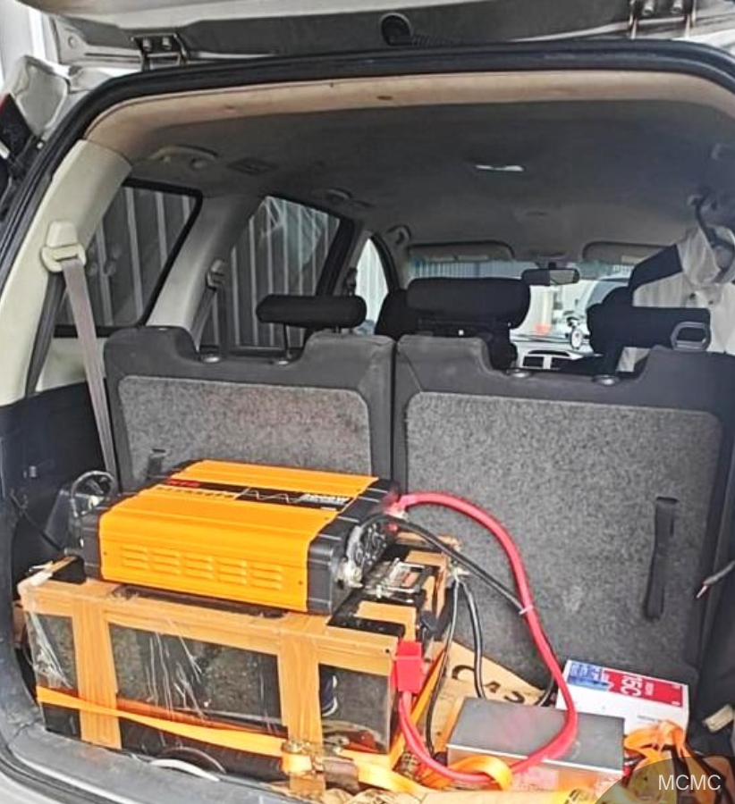 NewsBFM's tweet photo. MCMC has seized two devices used to interfere with mobile services and send scam SMS messages to people nearby.

The fake base transceiver stations were found in Genting Highlands after activity was detected through technical monitoring and network analysis.

🧵1 https://t.co/gSJM9UO0LM