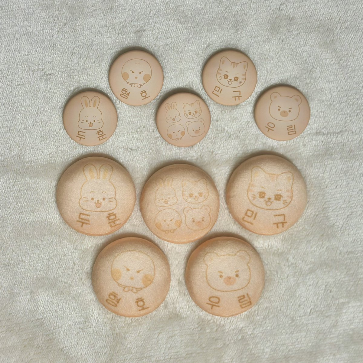 sy__twt's tweet image. 더 레거시 부산 일콘에서 나눔합니다

포레 칸쵸 말랑핀뱃지, 일반핀뱃지입니다🍪
크기 : 약 44mm(말랑핀뱃지), 32mm(일반핀뱃지)
수량 : 15세트
시간 : 4:30 - 5:00 사이
1인당 일반과 말랑핀뱃지 각 1개씩만 나눔합니다!당일 인용으로 위치 알려드려요!😚