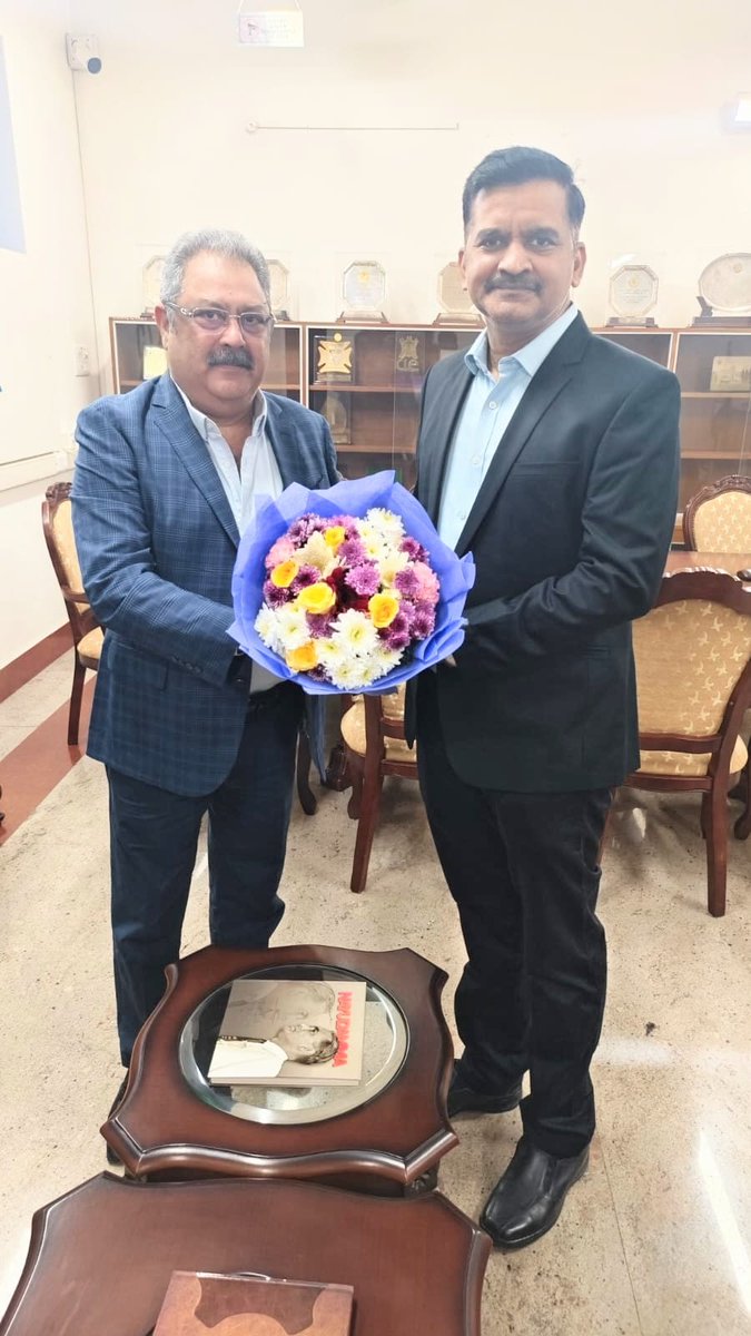 leatherssc's tweet image. Sh. Sanjay Leekha, Chairman, LSSC along with Sh. Sanjay Kumar, CEO, LSSC had a meeting with Dr. P Thanikaivelan Director, Central Leather Research Institute (CLRI) at the CLRI Campus, Chennai, to explore collaborative opportunities in design and skill development.
#LSSC #CLRI