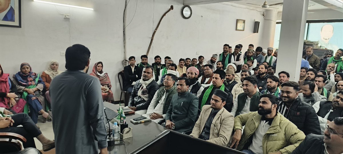imshaukatali's tweet photo. आज प्रदेश कार्यालय, लखनऊ में सेंट्रल ज़ोन के ज़िलों की समीक्षा बैठक आयोजित की गई। उक्त बैठक सेंट्रल उत्तर प्रदेश ज़ोन के अंतर्गत आने वाले सभी जिला अध्यक्षों, नगर अध्यक्षों एवं यूथ नगर अध्यक्षों की समीक्षा हेतु आयोजित की गई थी। इस समीक्षा बैठक का आयोजन सेंट्रल अध्यक्ष जनाब ताहिर सिद्दकी साहब द्वारा किया गया।
इस मौक़े पर बाराबंकी की कुर्सी विधानसभा से सैंकड़ों लोगों ने AIMIM पार्टी की सदस्यता ग्रहण की। सभी का AIMIM पार्टी में स्वागत किया गया।
#AIMIM #AsaduddinOwaisi #ShaukatAli #AIMIMUttarPradesh #Lucknow #UttarPradesh
@asadowaisi @aimim_national