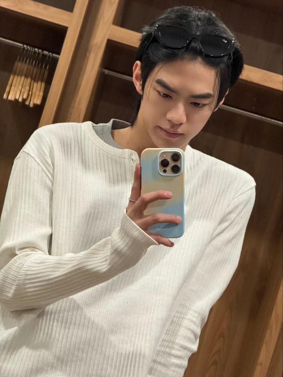 dohoonkmi's tweet photo. The scrunched up look doesn’t mean I’m upset … Who took my last piece of Dubai chewy cookies? https://t.co/mBHN1HInYP