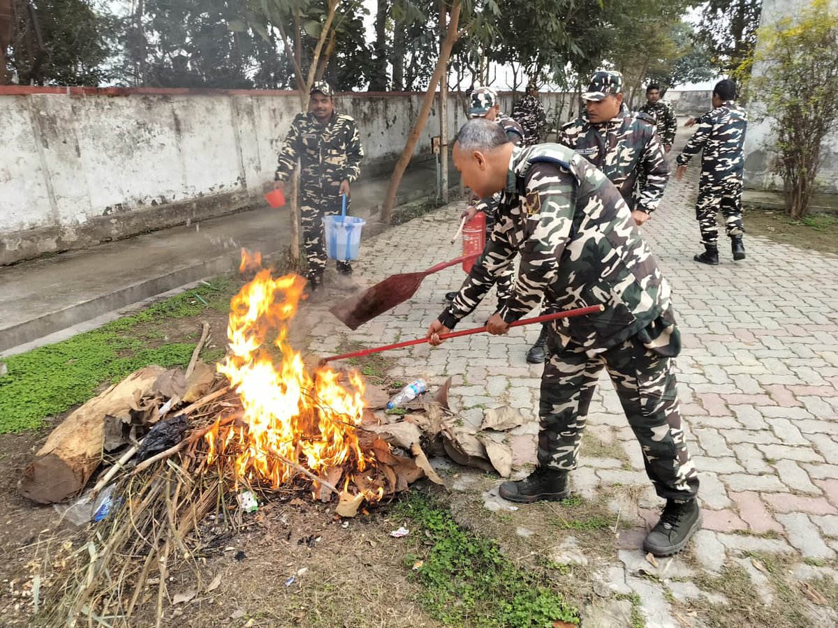 43BnSSB_INDIA's tweet image. दिनांक 30.01.2026 सीमा चौकी कोटिया में , फायर फाइटिंग अभ्यास का आयोजन किया गया।
सभी कार्मिकों ने उत्साहपूर्वक सहभागिता करते हुए अग्नि सुरक्षा से संबंधित महत्वपूर्ण कौशलों का अभ्यास किया।
SSBFTRLUCKNOW 
@SSB_INDIA  
@SSBFTRLUCKNOW  
@SSBSHQGKP    
#firefighting #safetyfirst