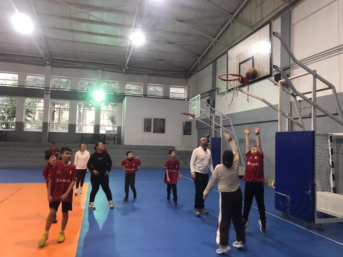 Projemiz kapsamında, öğrencilerimiz ve aileleriyle gerçekleştirdiğimiz basketbol buluşması etkinliğiyle yarıyıl tatili programımızı güzel ve anlamlı bir şekilde tamamladık. Katılan herkese teşekkür ederiz. 
🏀👏
📍Çatalca
<a href="/gul_davut/">Davut GÜL</a>
<a href="/MucahitYentur/">Murat Mücahit Yentür</a> 
<a href="/muhittinozby/">Muhittin Özbay</a> 
<a href="/suleymanceylan/">Süleyman Ceylan</a>