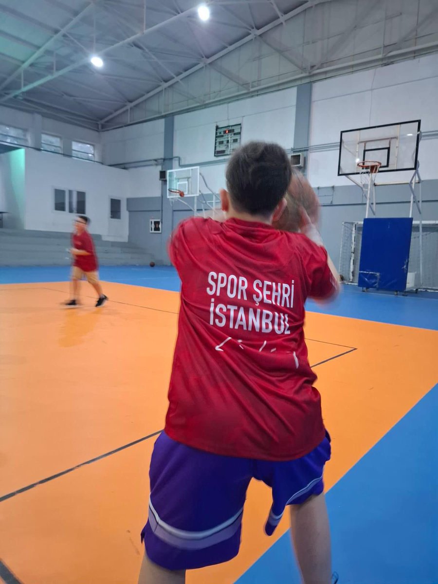 sporsehri34's tweet photo. Projemiz kapsamında, öğrencilerimiz ve aileleriyle gerçekleştirdiğimiz basketbol buluşması etkinliğiyle yarıyıl tatili programımızı güzel ve anlamlı bir şekilde tamamladık. Katılan herkese teşekkür ederiz. 
🏀👏
📍Çatalca
@gul_davut
@MucahitYentur 
@muhittinozby 
@suleymanceylan https://t.co/5bBchSNFsS