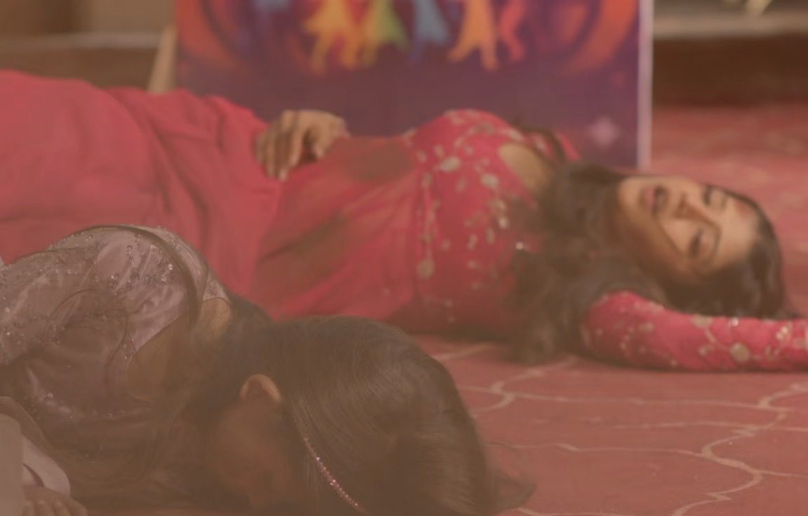 neenabinu23's tweet photo. The cylinder exploded 
The whole battalion of so called family left her there 
She’s a survivor

#SamridhiiShukla #AbhiraSharma #yrkkh https://t.co/GIgPsqfEMK