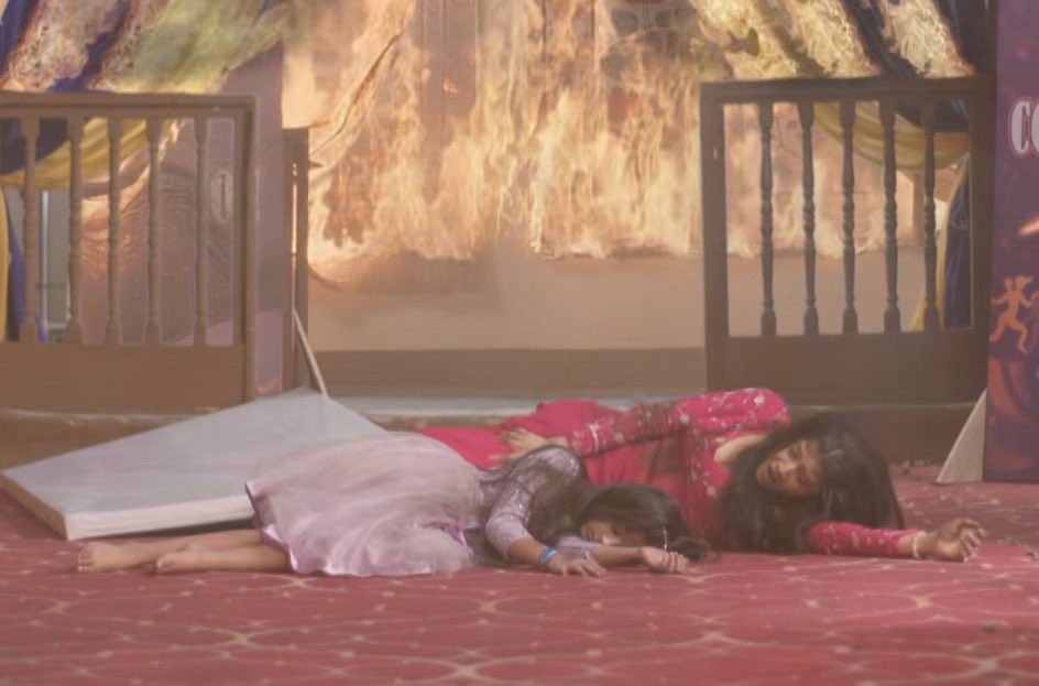 neenabinu23's tweet photo. The cylinder exploded 
The whole battalion of so called family left her there 
She’s a survivor

#SamridhiiShukla #AbhiraSharma #yrkkh https://t.co/GIgPsqfEMK