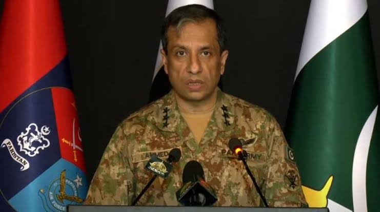 memenist_'s tweet photo. DGISPR said:
Ajao jaha se bhi ana hai, left se ana hai, right se ana hai, upar se ana hai niche se ana hai..

BLA andar se a gayi..😂 https://t.co/7KpPYzVbtG