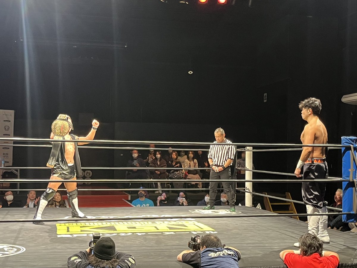 morimasukarasu's tweet image. 選挙の影響で
会場が高島平から新木場へ
1.31ガンプロ大会
#GunPro
メインの
モッチーさんVS冨永さん
ストマッククローとアイアンクローの攻防にしびれ
モッチーさんの締めないマイクに唸る
大家選手集会で
選挙に行こう！
ガンプロこそがスポーツ平和党だ！
帰りはタイホされた
香港国際警察マン